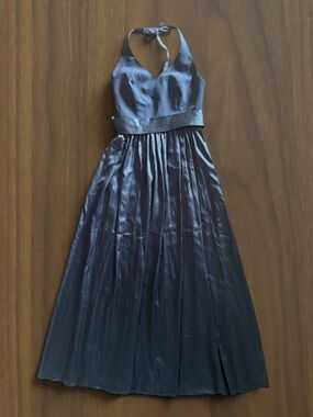 Vera Wang Satin Halter Gown – Size 2 🖤